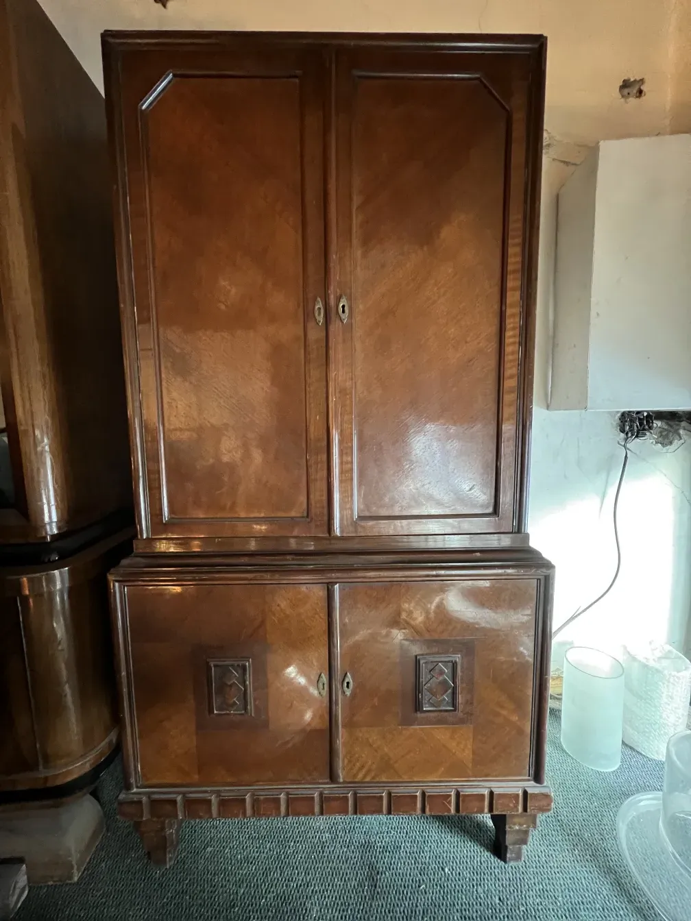 biblioteca antigua de madera con detalles decorativos, armonía en el ambiente