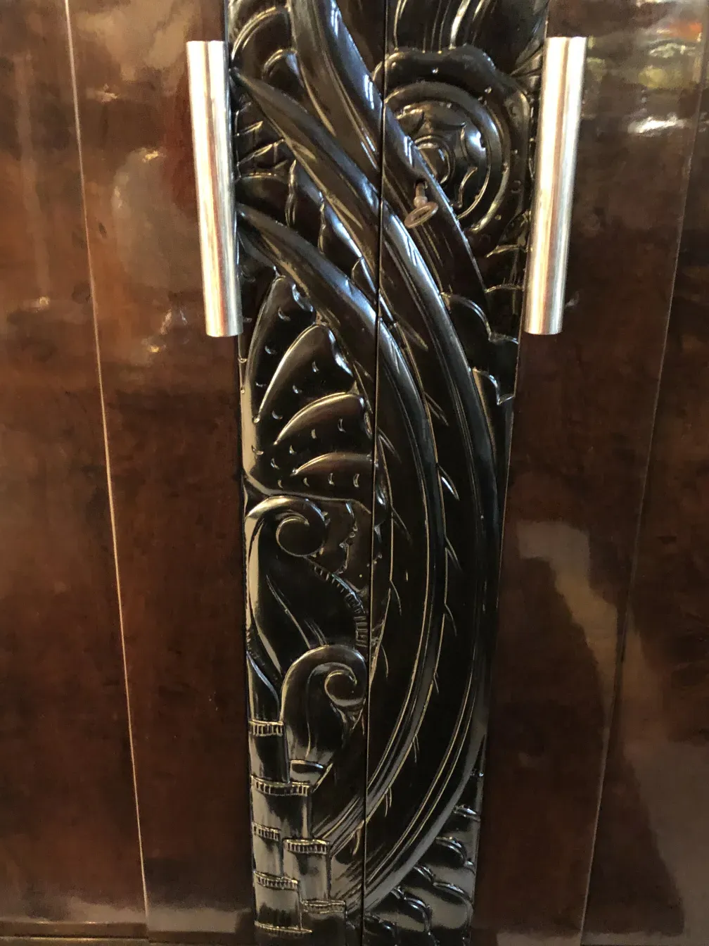 خزانة الكتب القديمة ذات التفاصيل الزخرفية المعقدة وأجواء كلاسيكية