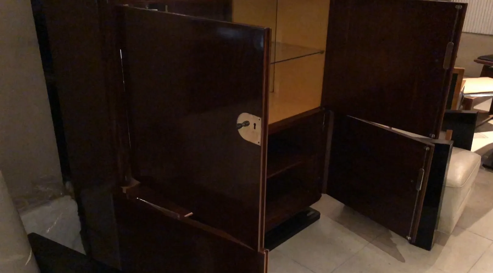 estante de livros antigo com portas e prateleiras vazias