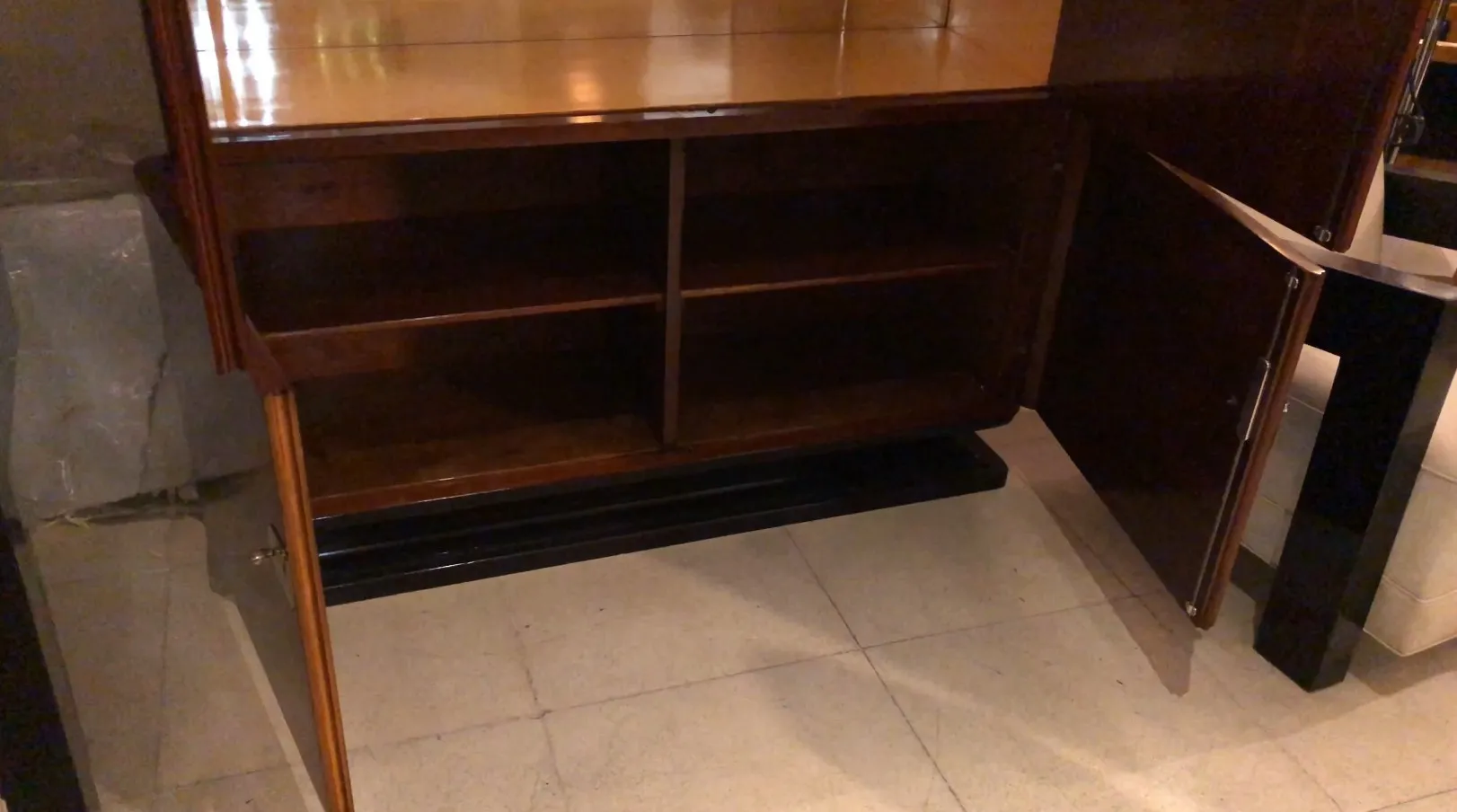 libreria antica con scaffali vuoti e porte