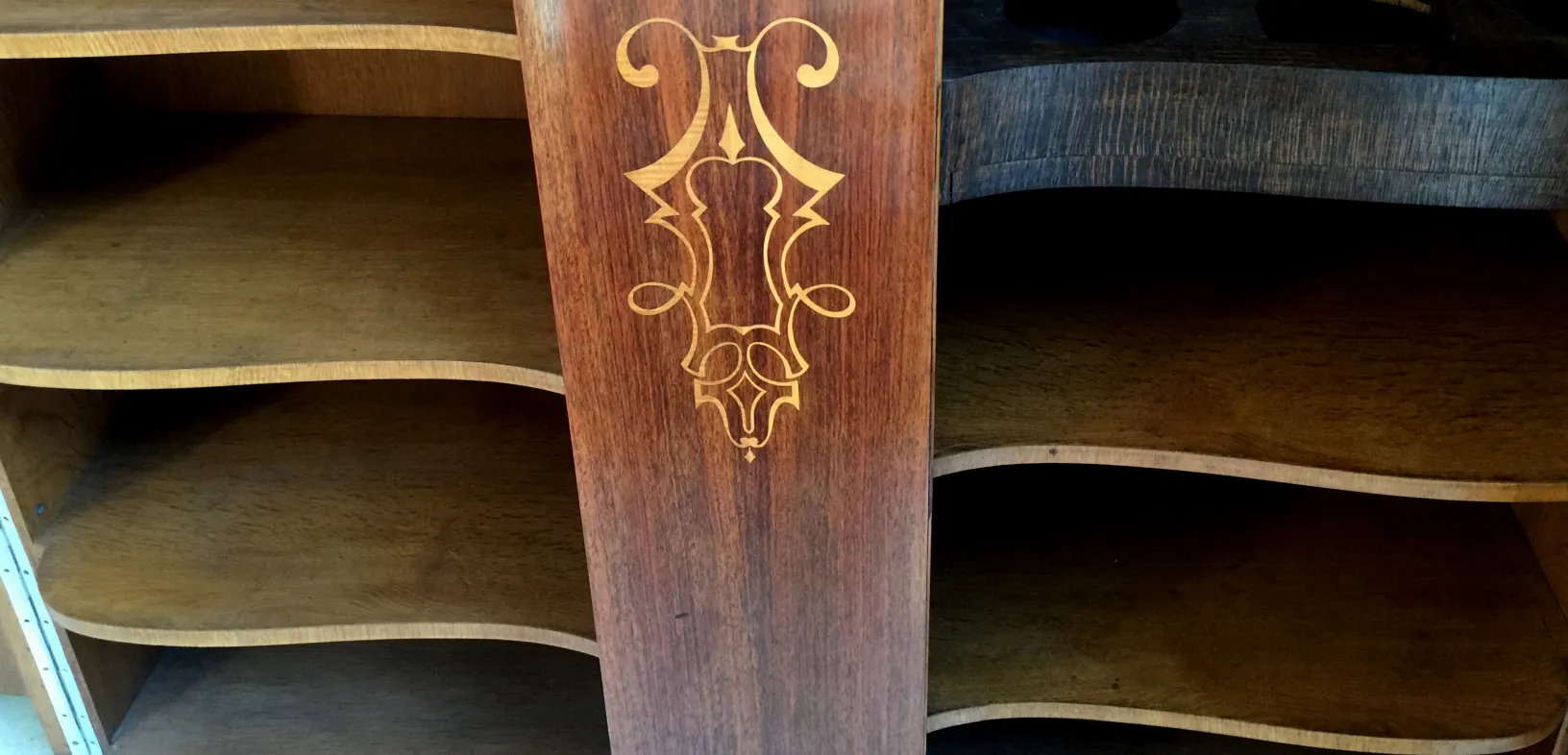 Detail eines antiken Bücherregals mit elegantem Design