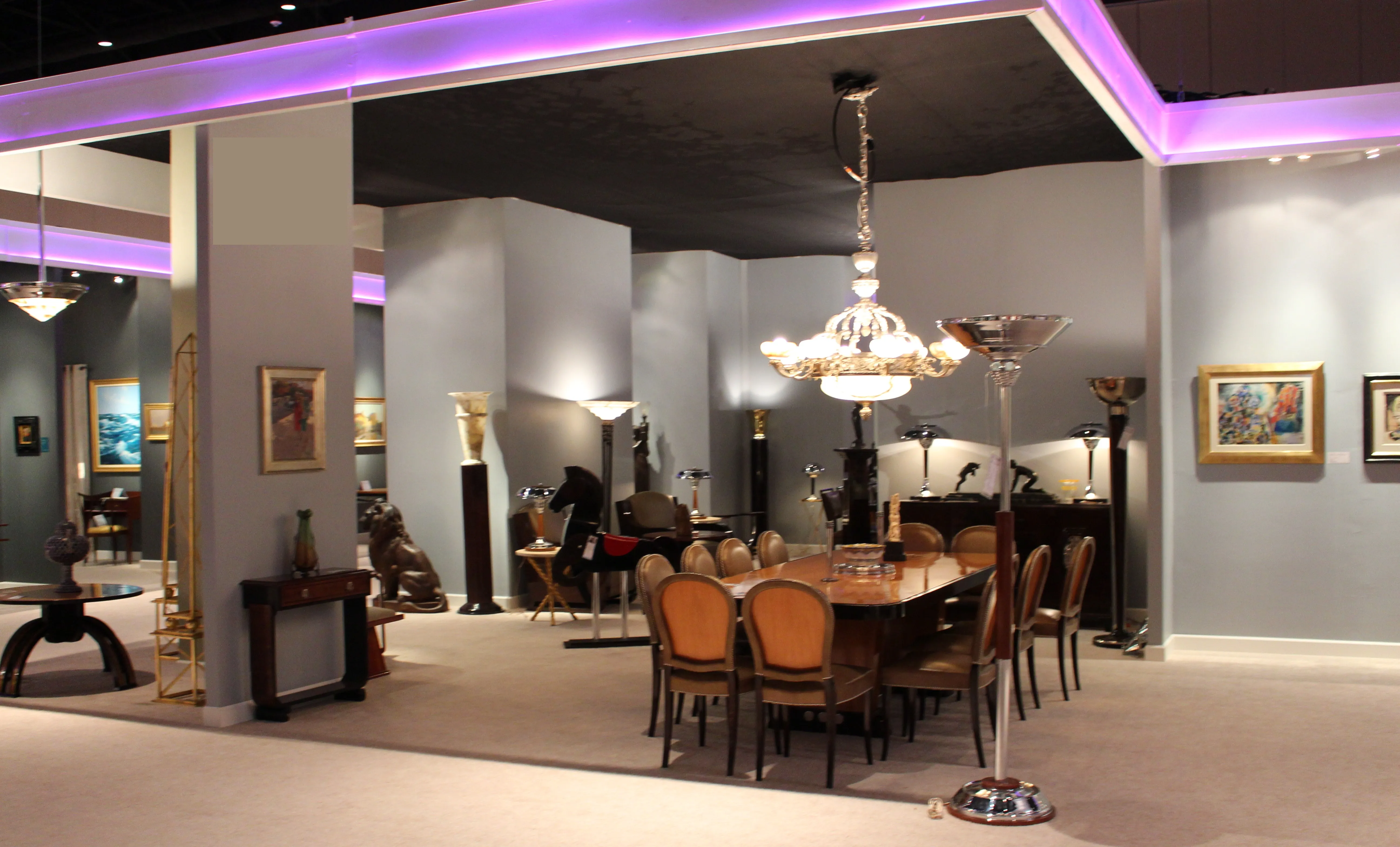 适合10到12人的古董餐桌，置于优雅的环境中，配有灯具和复古装饰