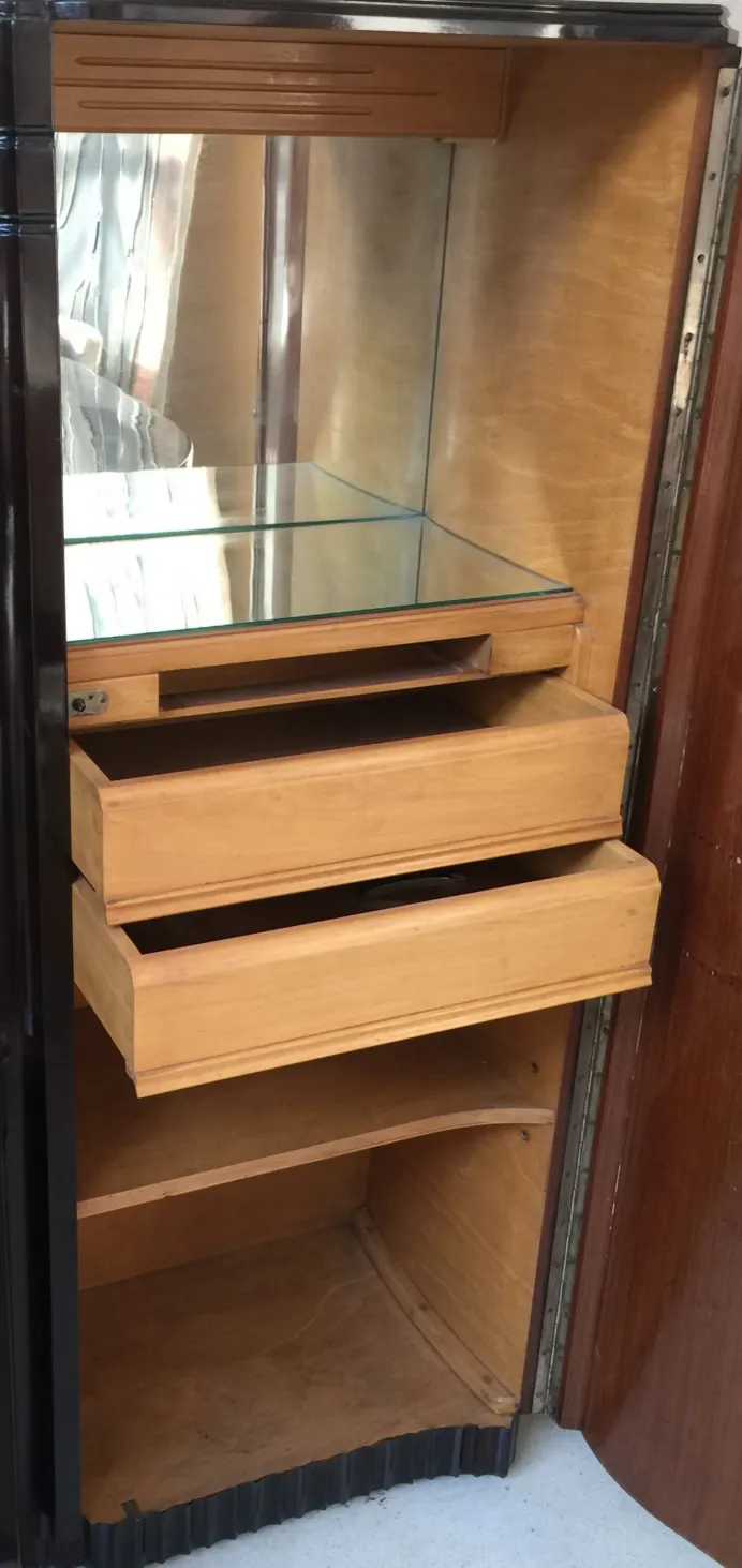 antikes bücherregal mit regalen und schubladen