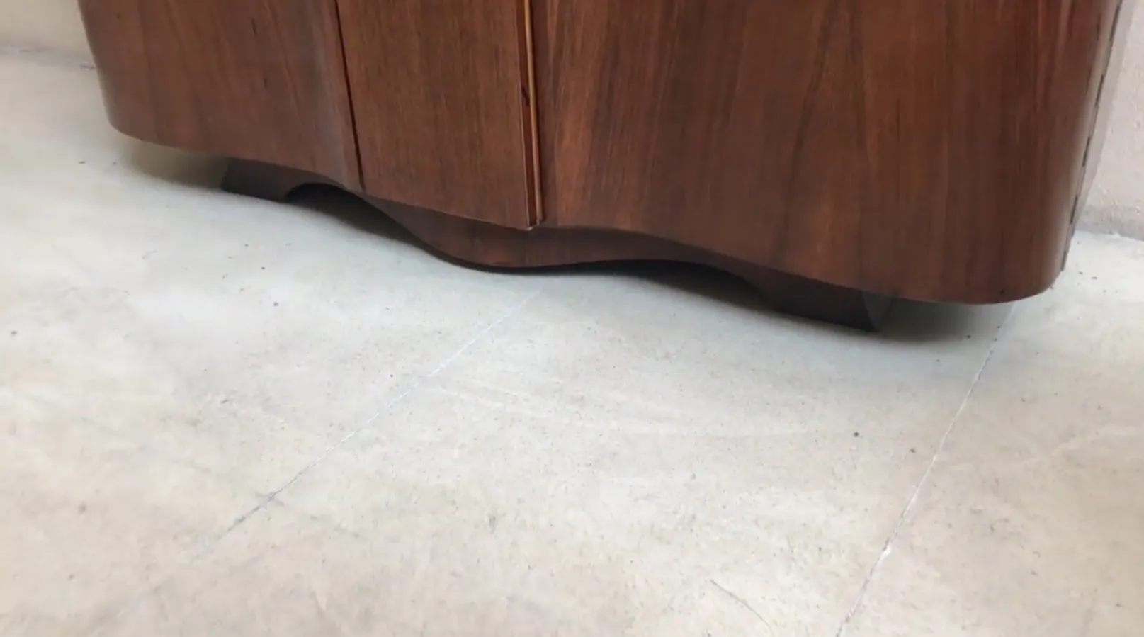 старинный книжный шкаф с классическим дизайном, уютная атмосфера