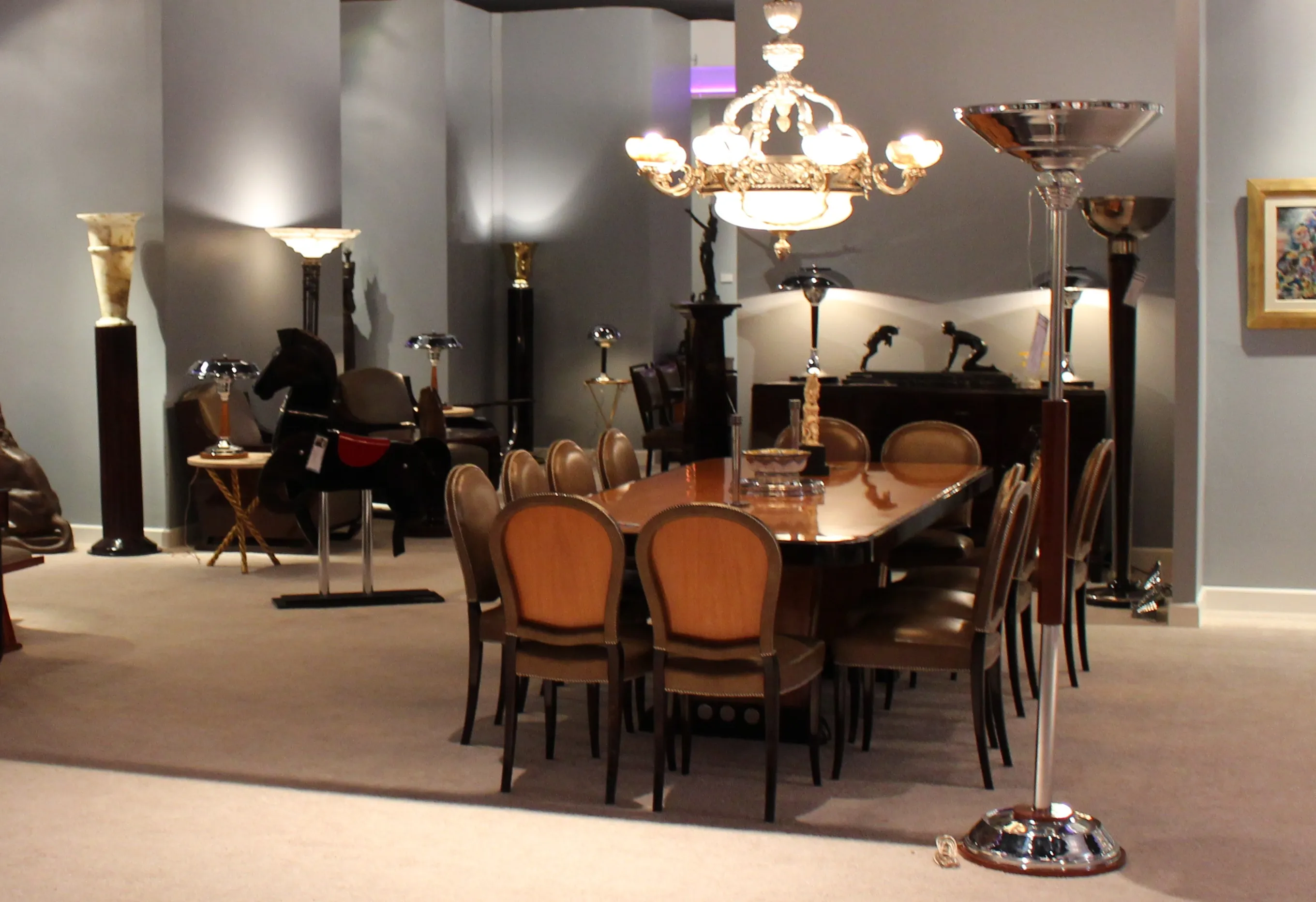 antiker Esstisch mit Stühlen in elegantem Ambiente