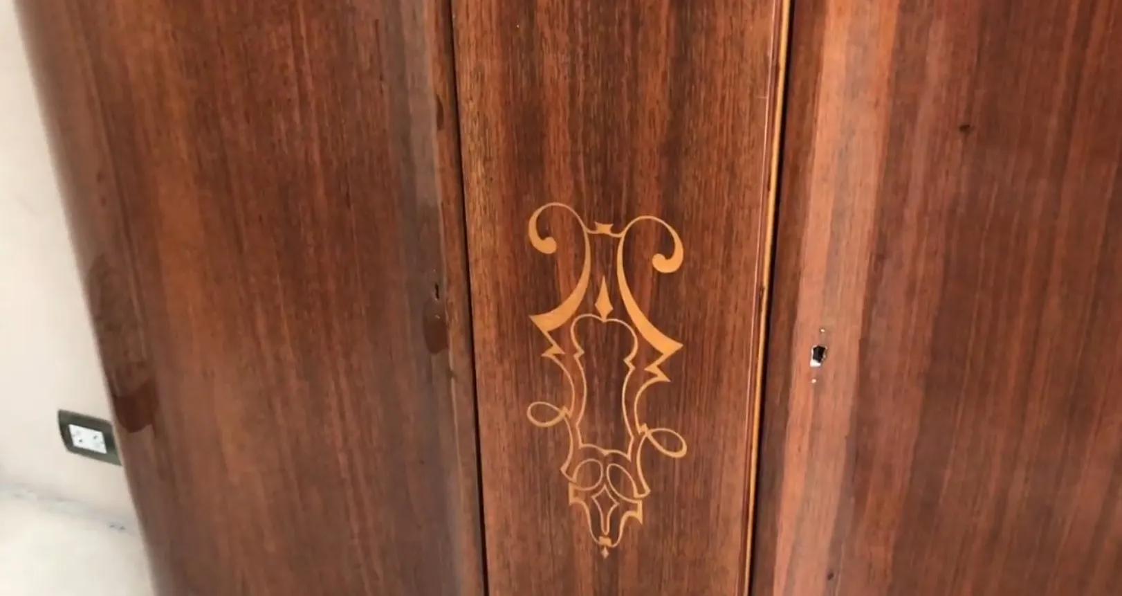 Details auf der Oberfläche des antiken Bücherregals mit dekorativem Design.