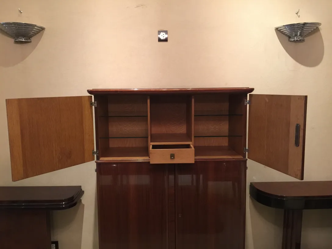 estante de livros antigo com portas e prateleiras vazias em um fundo simples