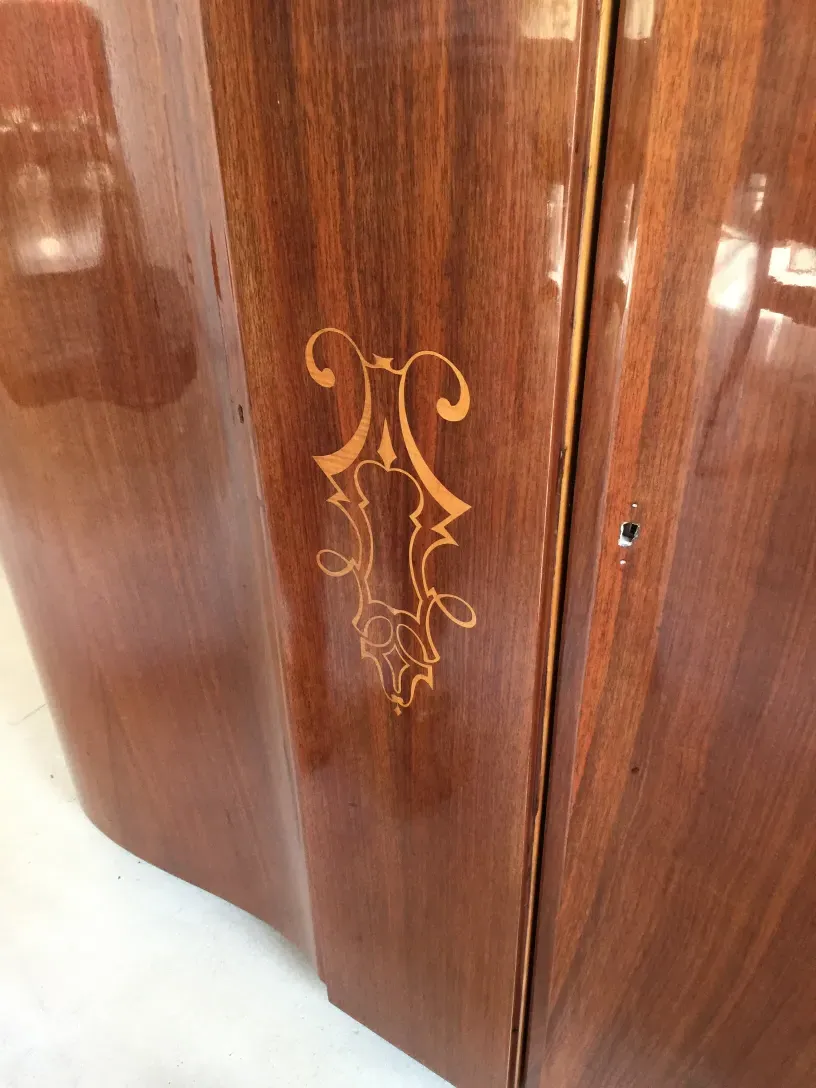 estante de livros antigo com design elegante e detalhes entalhados