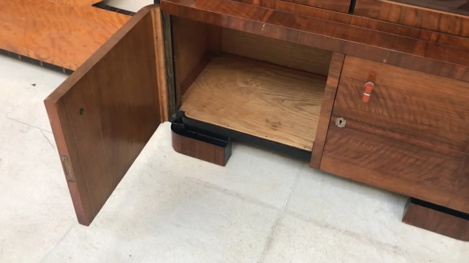 biblioteca antigua con un diseño clásico y amplio espacio interior