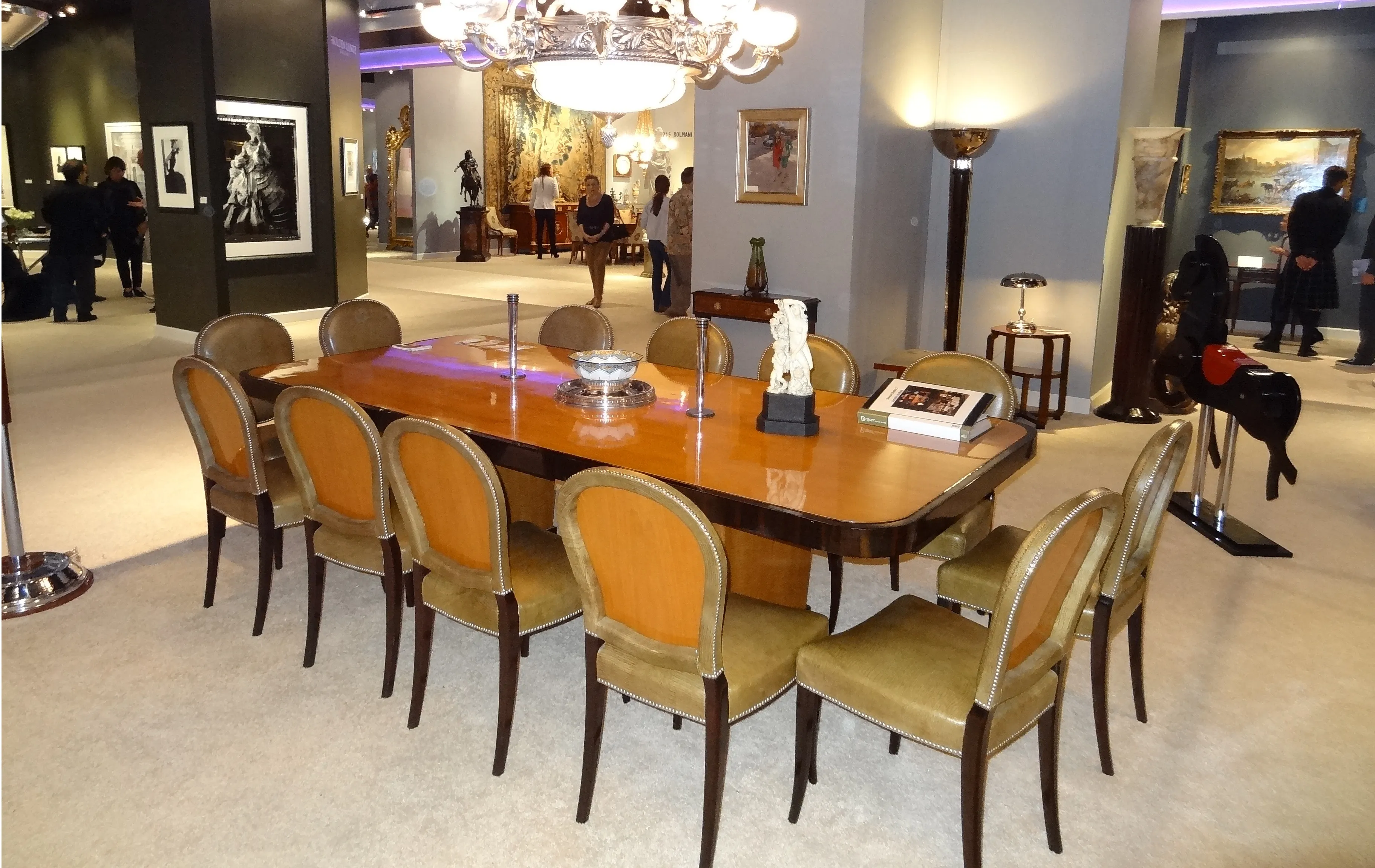 mesa de jantar antiga com cadeiras, ambiente elegante, para 10-12 pessoas