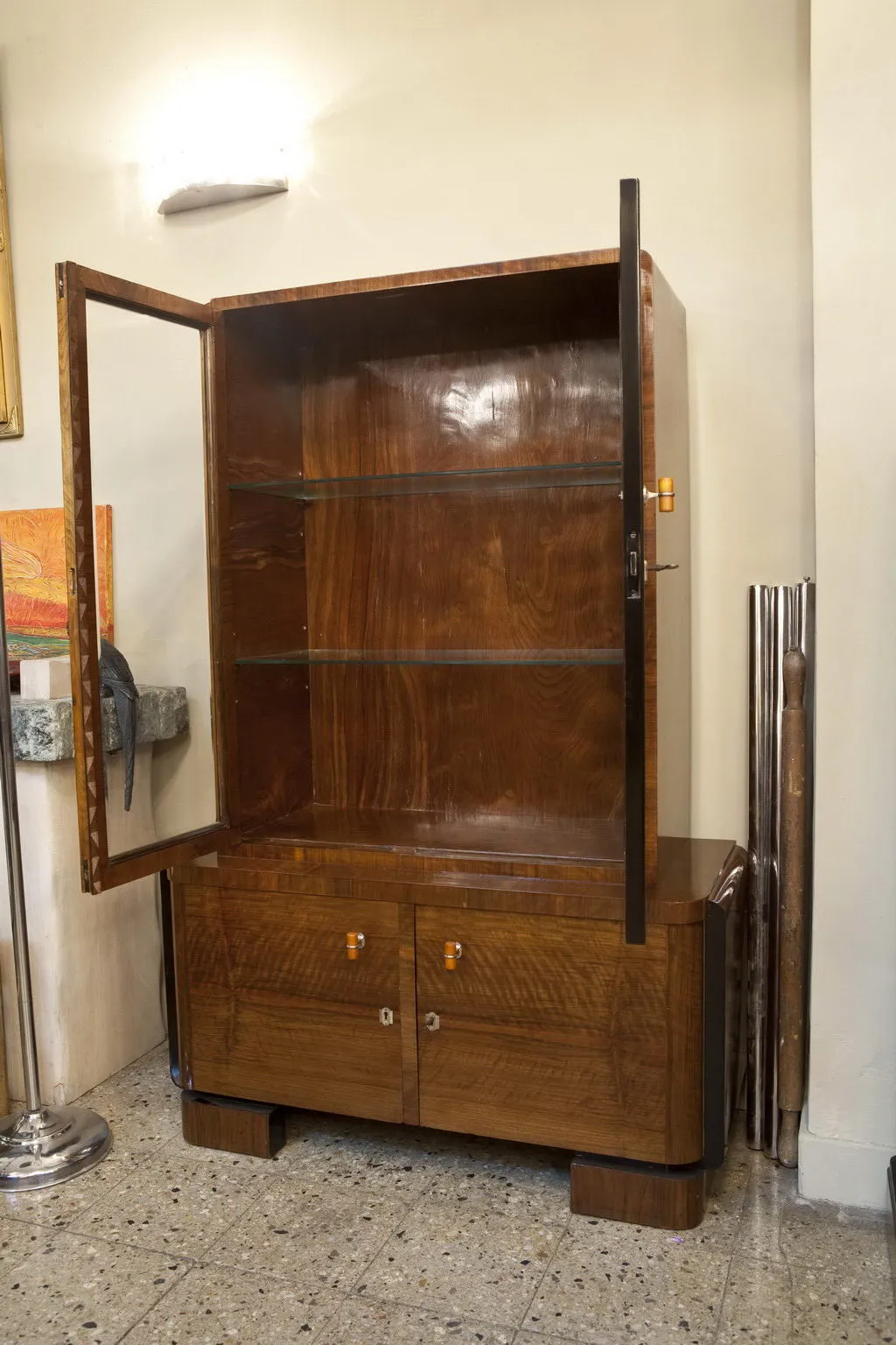 antique-knizhnyj-shkaf-s-otkrytymi-dverjami-v-elegantnom-interere