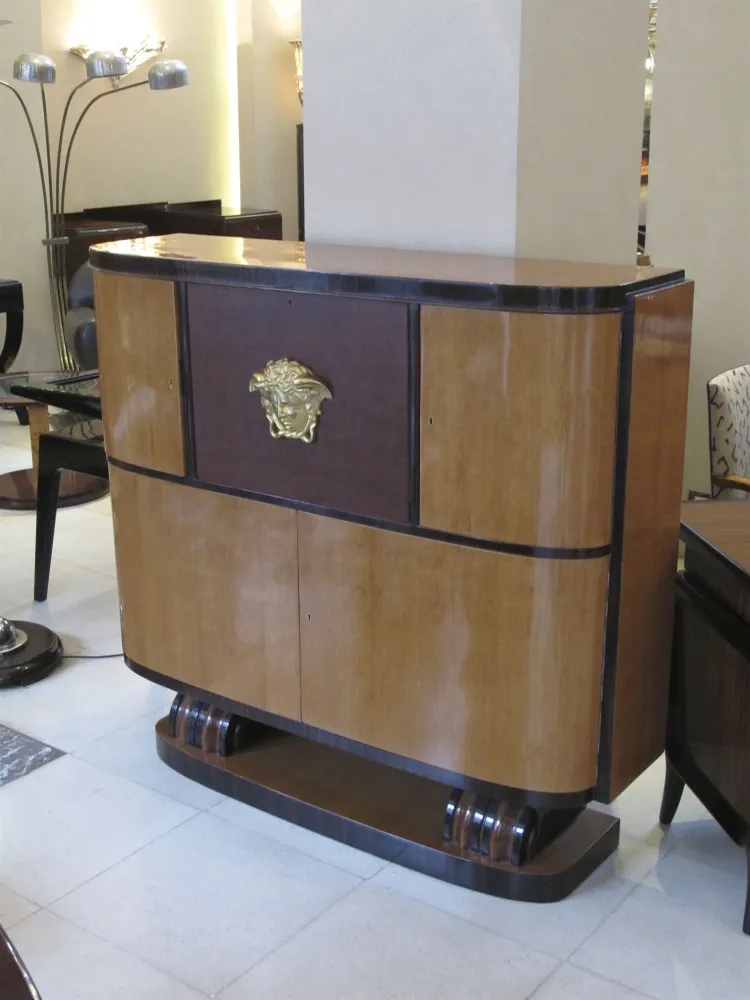 bibliothèque ancienne avec des détails élégants et un design unique dans un cadre confortable.