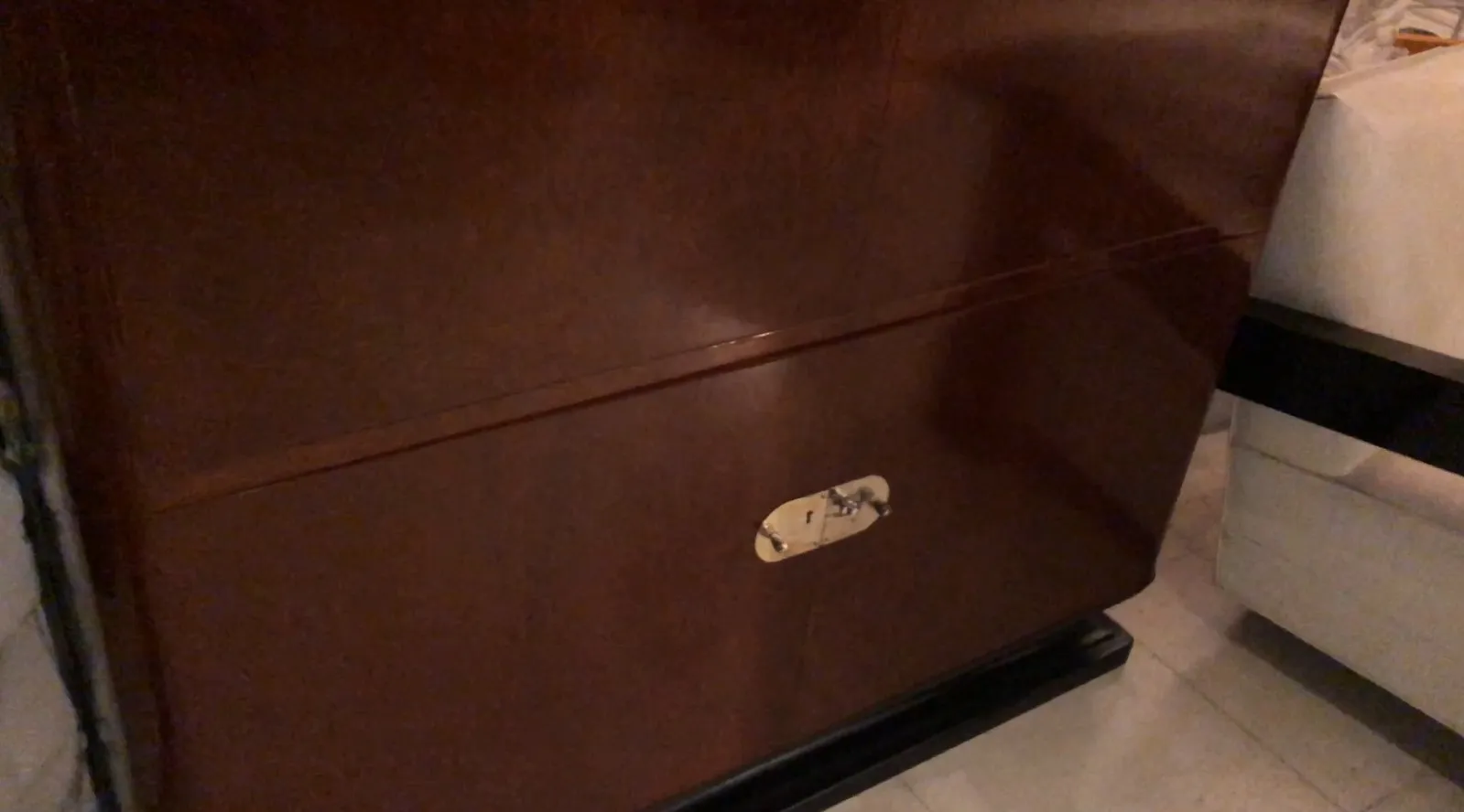 estante de livros antigo com detalhes em marrom.