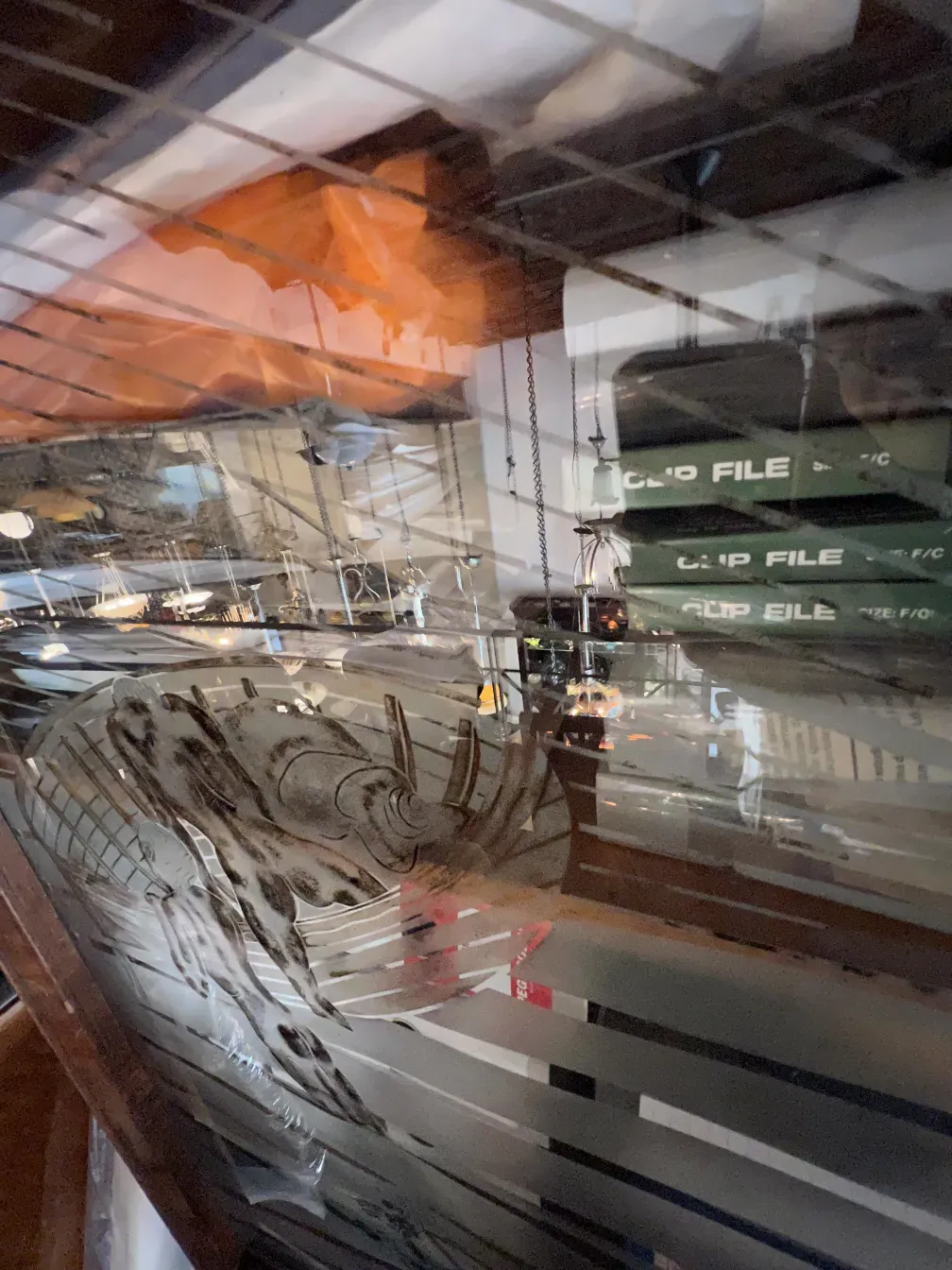 bibliothèque ancienne avec étagères décoratives et ambiance chaleureuse