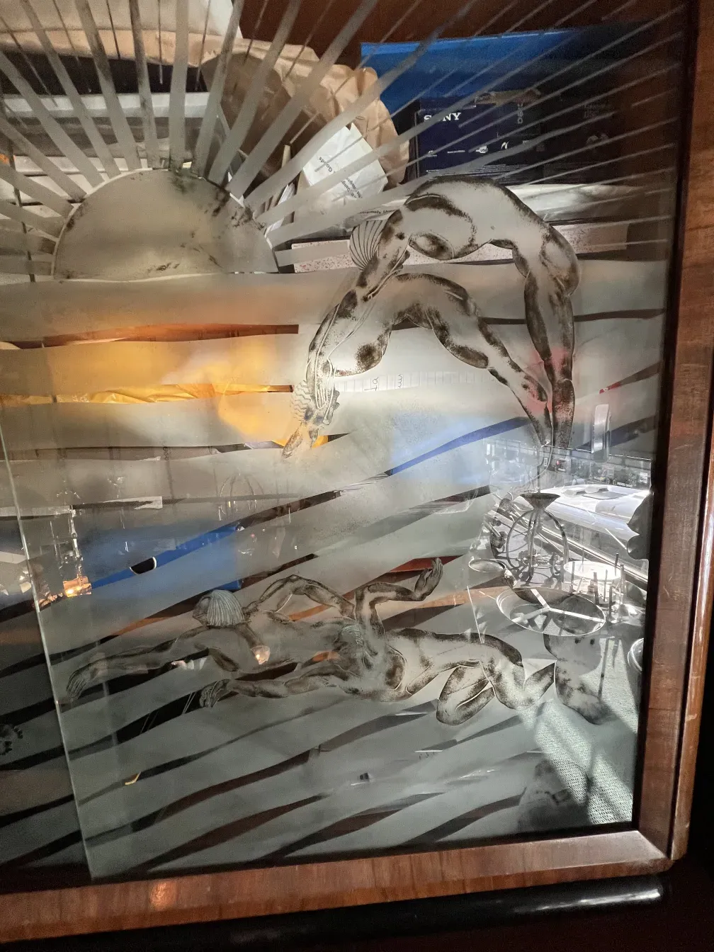 Libreria antica con vetro inciso che mostra figure.