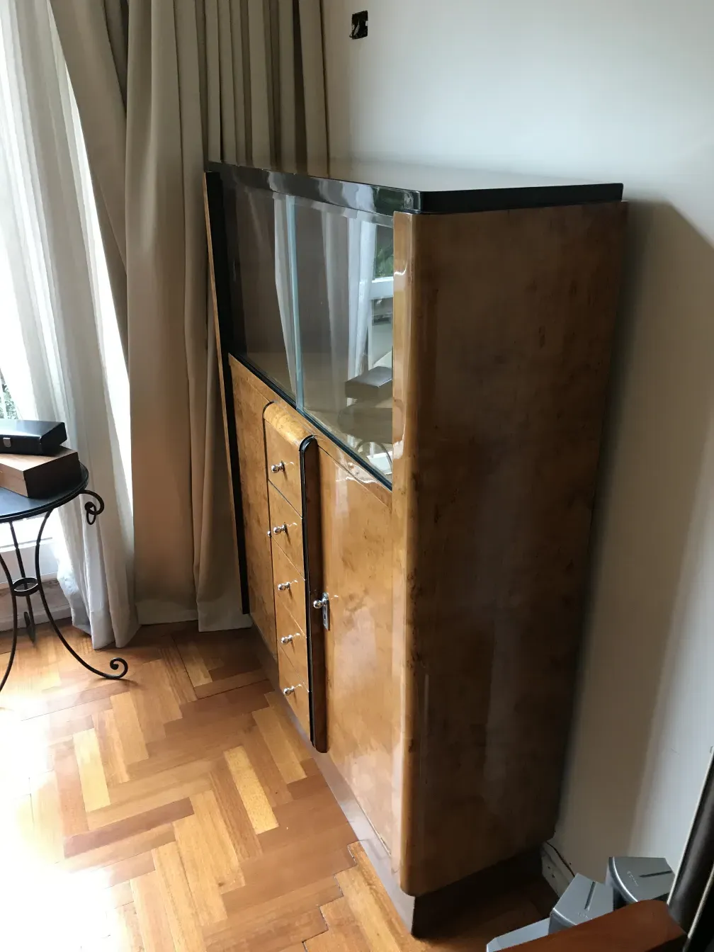 estante de livros antigo com frente de vidro, decoração elegante