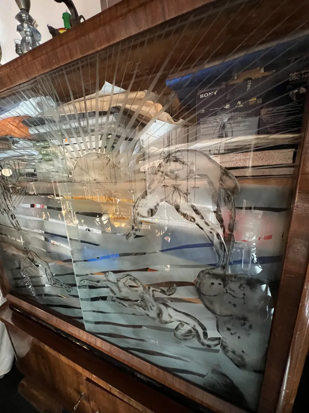 bibliothèque ancienne avec décorations élégantes et étagères remplies