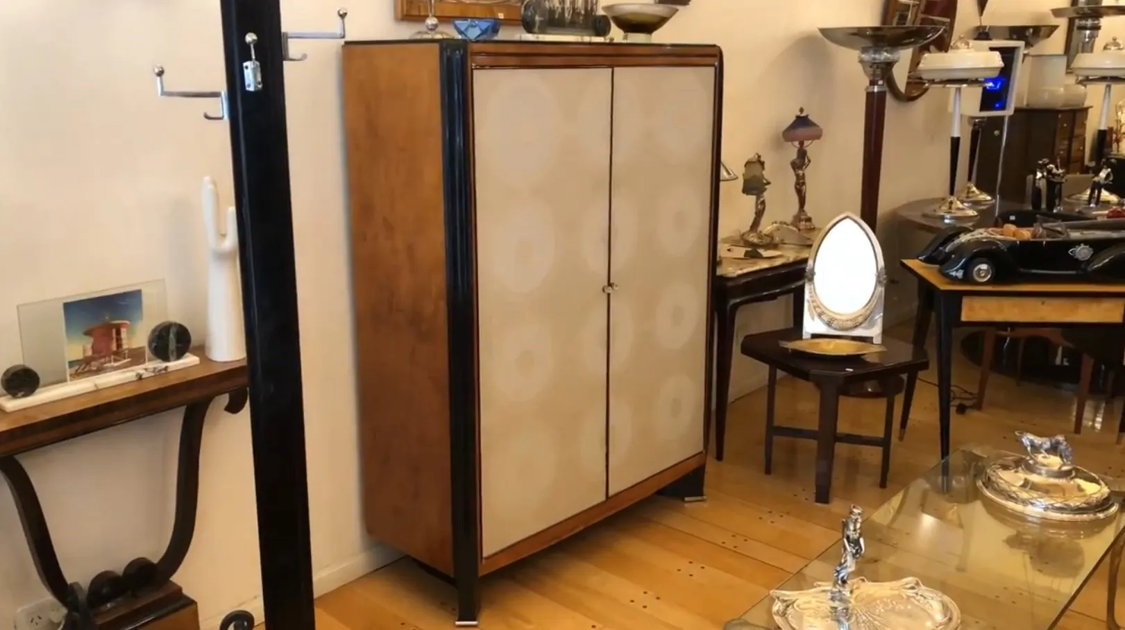 estante de livros antigo com portas decorativas e detalhes luxuosos