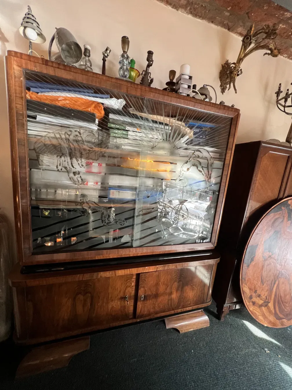 Estante de livros antigo com portas de vidro, decorativo e clássico.