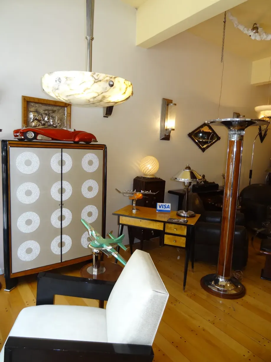 Libreria antica con decorazioni eleganti e accessori