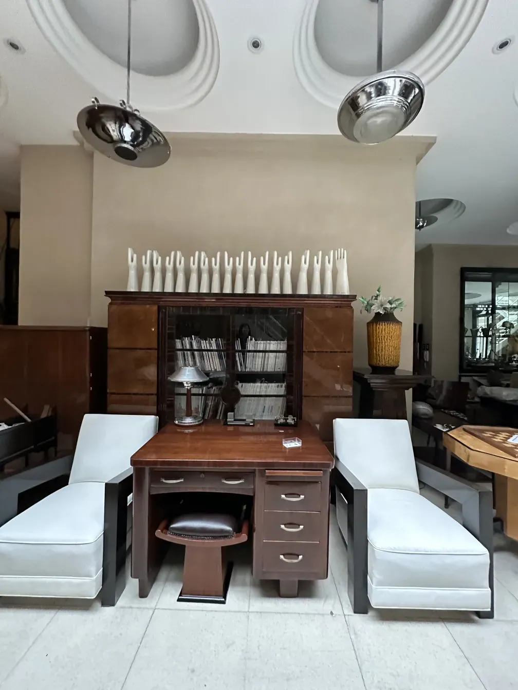 libreria antica con decorazioni eleganti