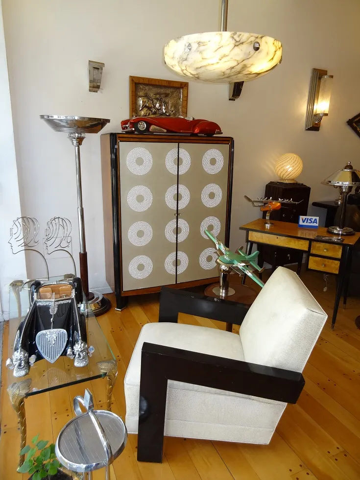 estante de livros antigo com design elegante em sala moderna