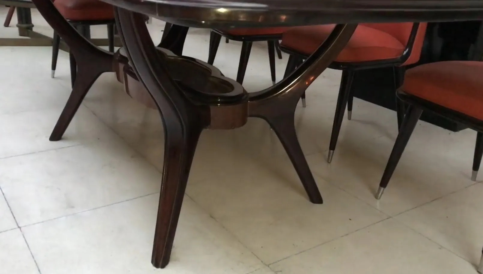 table à manger antique pour 8 personnes avec chaises, cadre élégant.