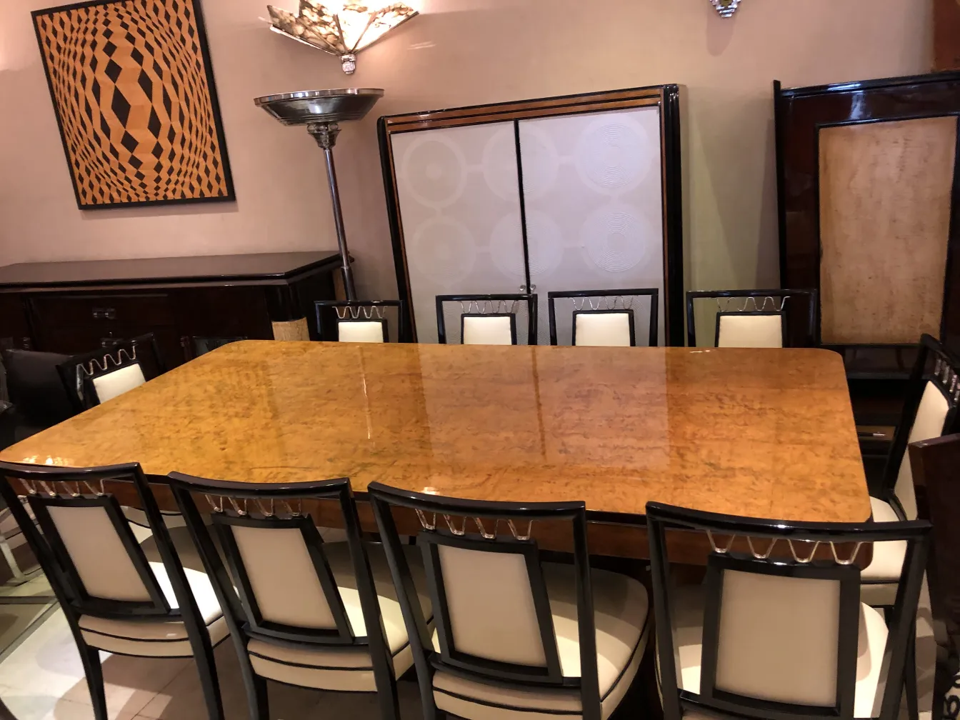 bibliothèque antique dans un cadre avec des meubles de salle à manger élégants et une décoration moderne