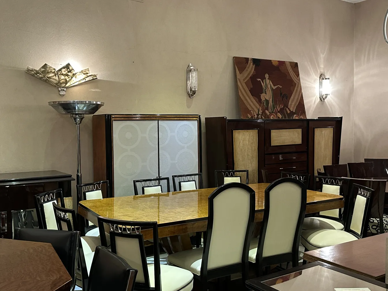 bibliothèque antique élégante avec des détails décoratifs, environnement accueillant