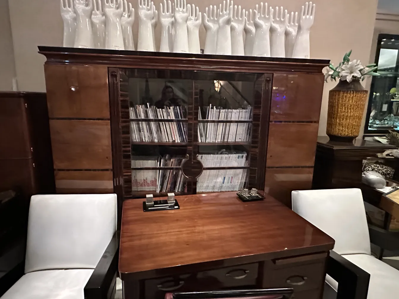 bibliothèque ancienne avec étagères uniques et fond élégant