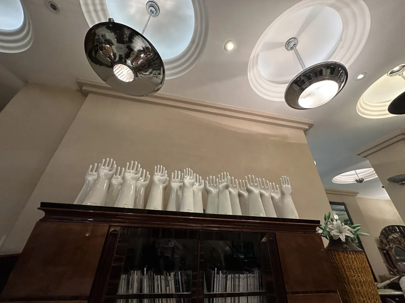 libreria antica con mani decorative e luci moderne