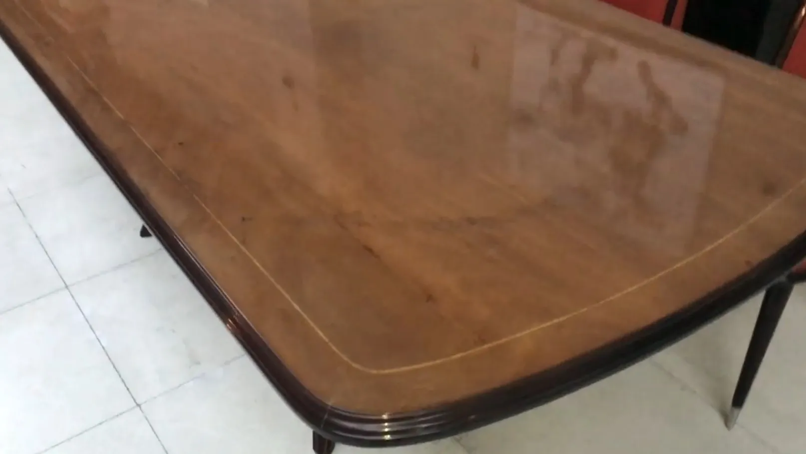 Mesa de jantar antiga de 1950 para oito pessoas, bem preservada, em um ambiente acolhedor.
