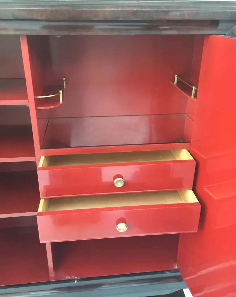 bibliothèque ancienne rouge avec étagères et tiroirs