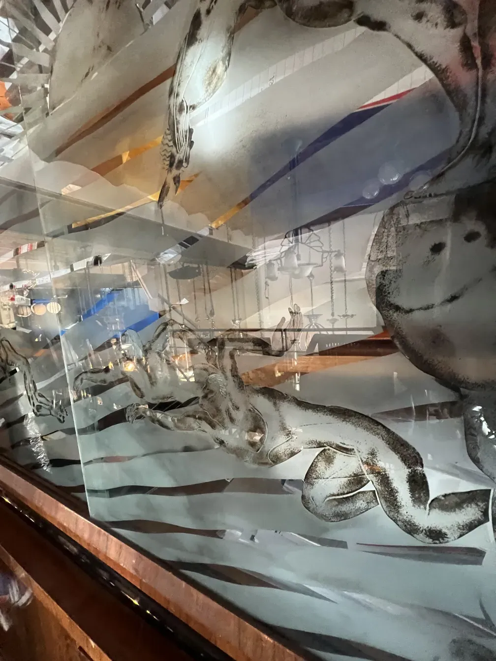 アート的な詳細に囲まれた古い本棚の上からの視点。