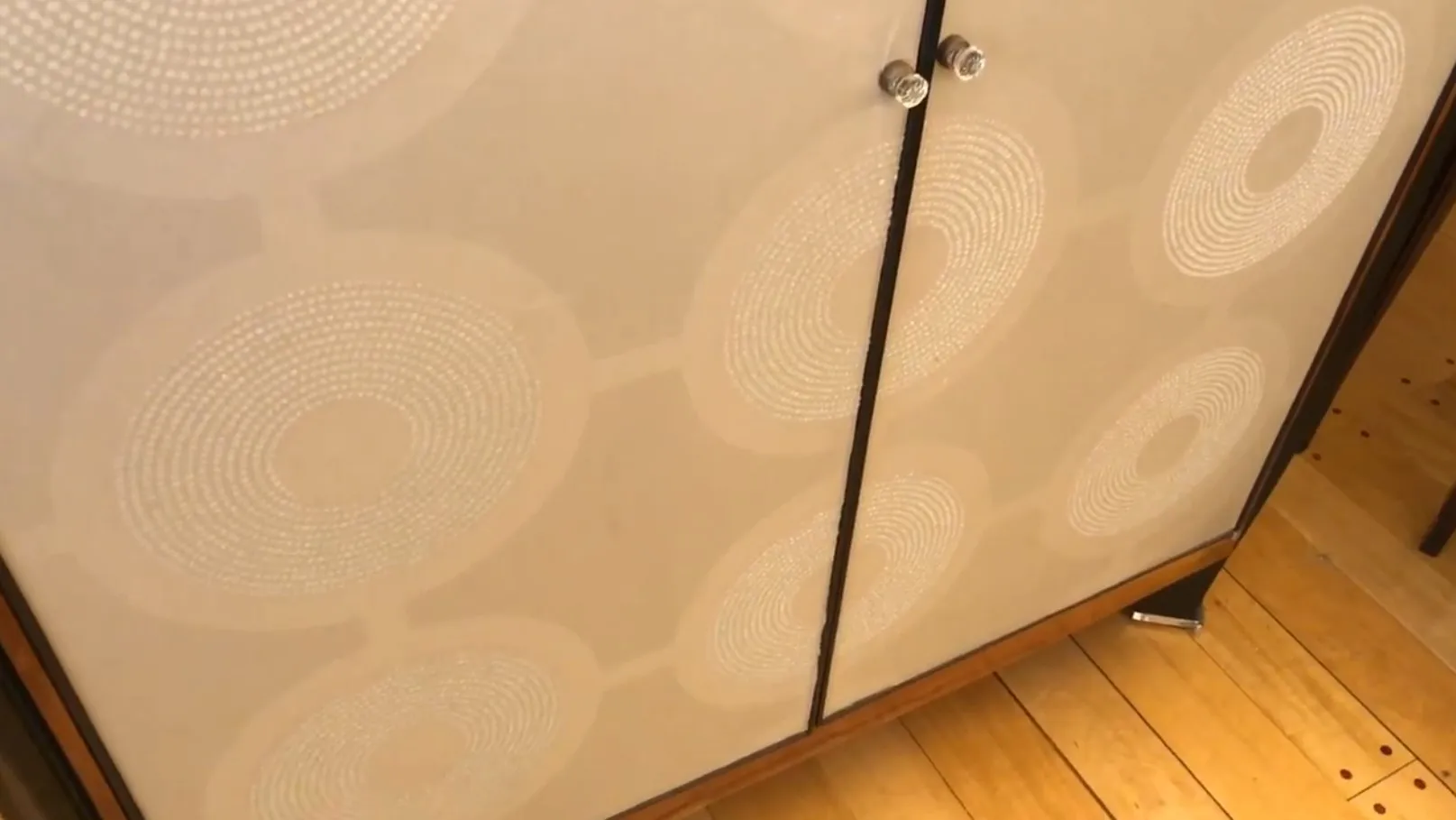 Estante de livros antigo com design moderno e detalhes estilosos