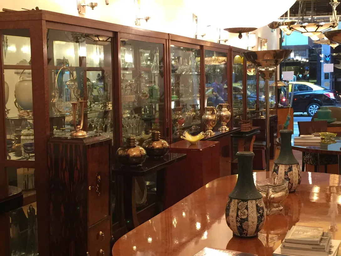 店内の古代装飾用陶器の眺め