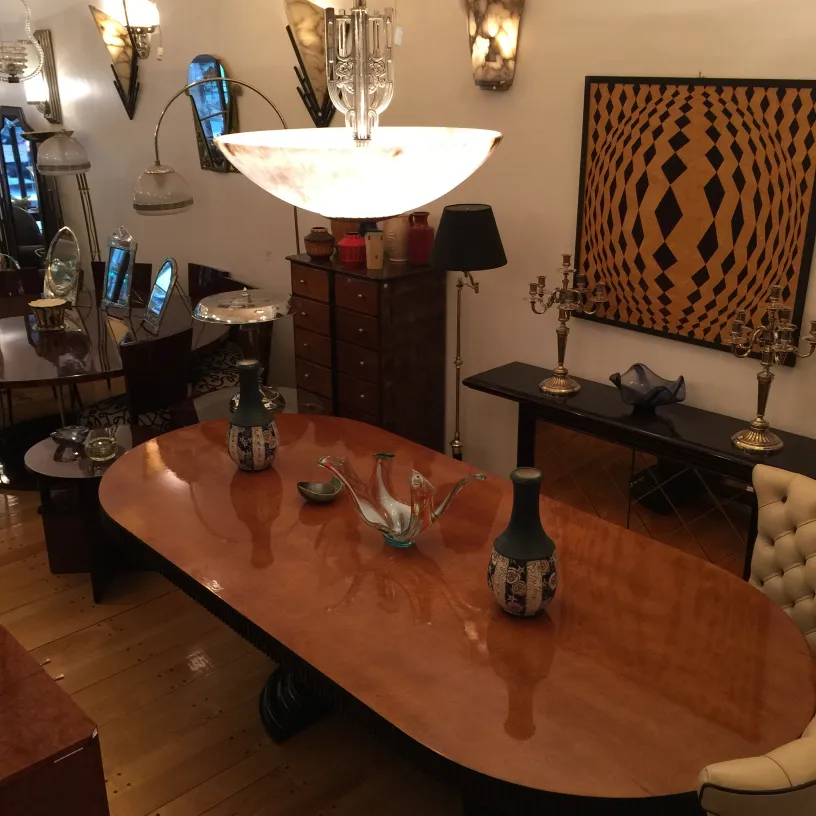 Antica ceramica decorativa su un tavolo elegante.