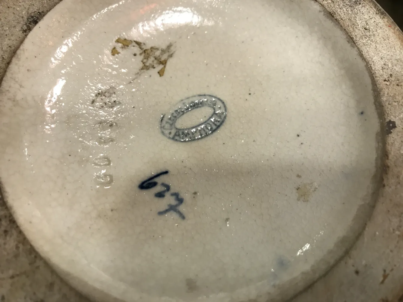 base com marcas visíveis e textura áspera