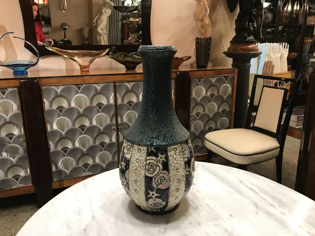 Antiga cerâmica ânfora tchecoslovaca com detalhes decorativos.