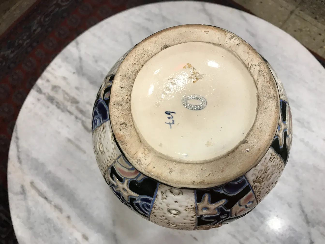 青と白のデザインの古代陶器、上からの視点。