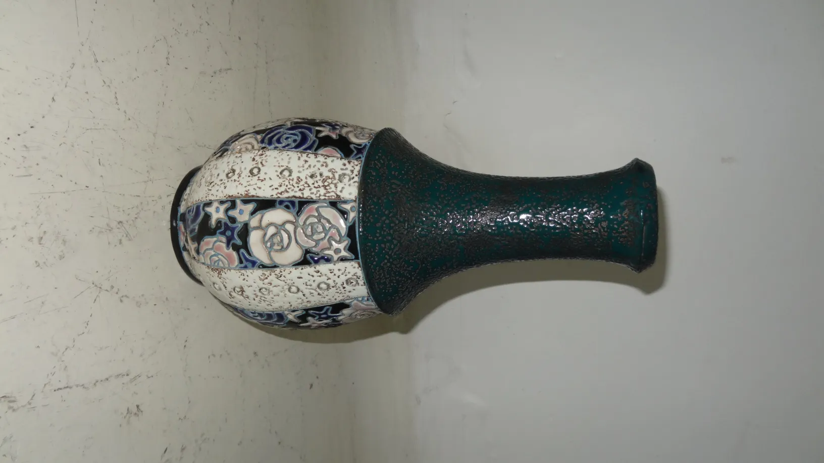 Vase ancien en céramique avec décoration florale colorée