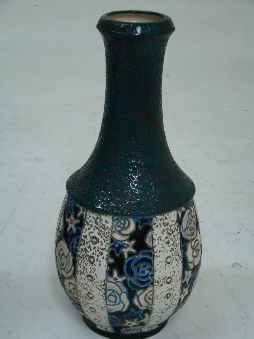 Vase en céramique ancienne avec décoration florale bleu et blanc