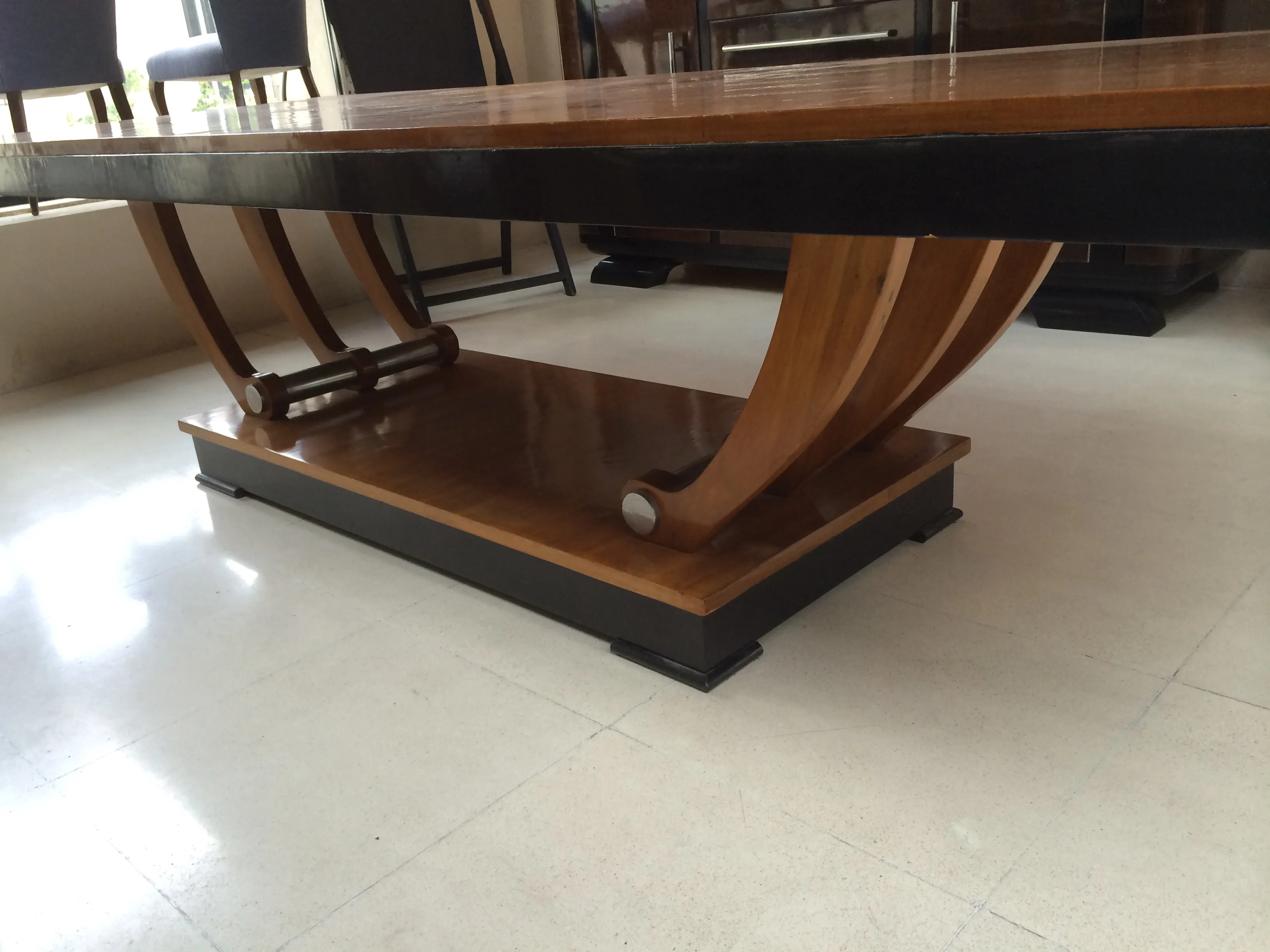 table à manger ancienne avec un design élégant, adaptée pour 12 personnes, fond neutre.