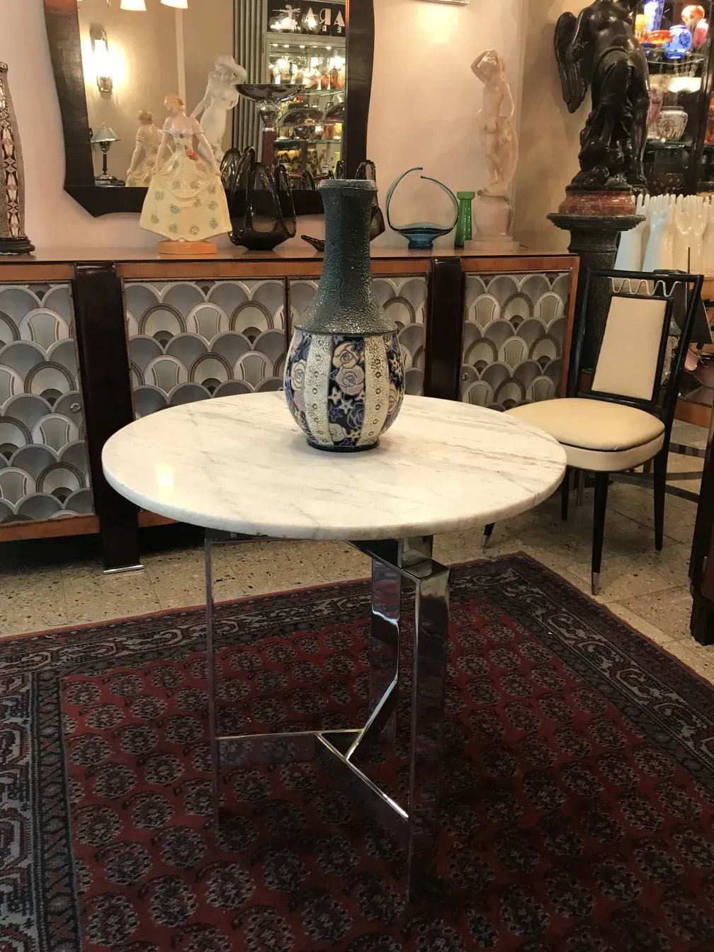 Antike tschechoslowakische Keramik in elegantem Ambiente.