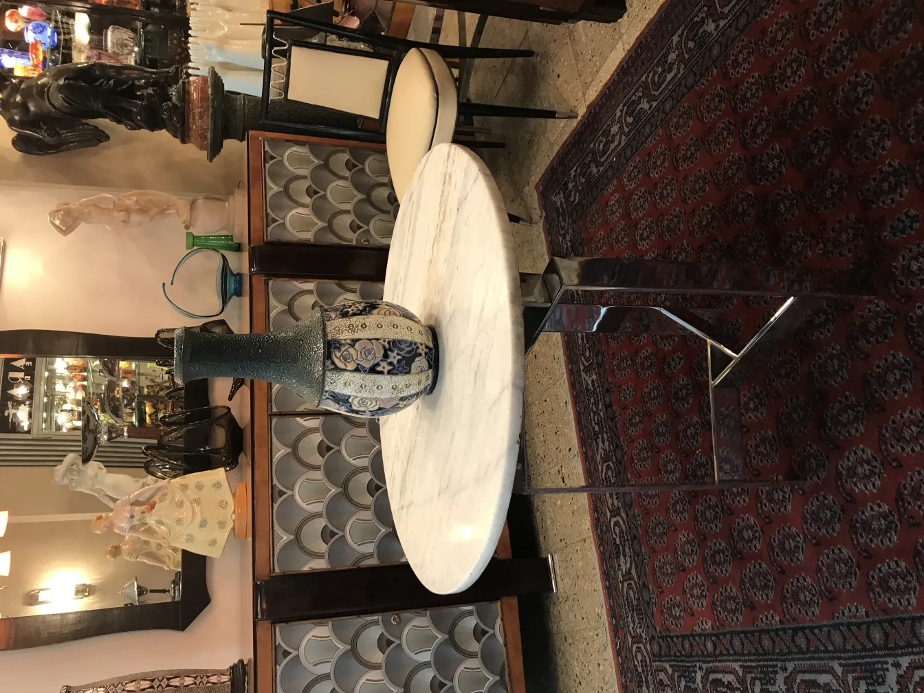 Vaso de cerâmica antiga decorado com padrões florais, com fundo azul e detalhes em dourado