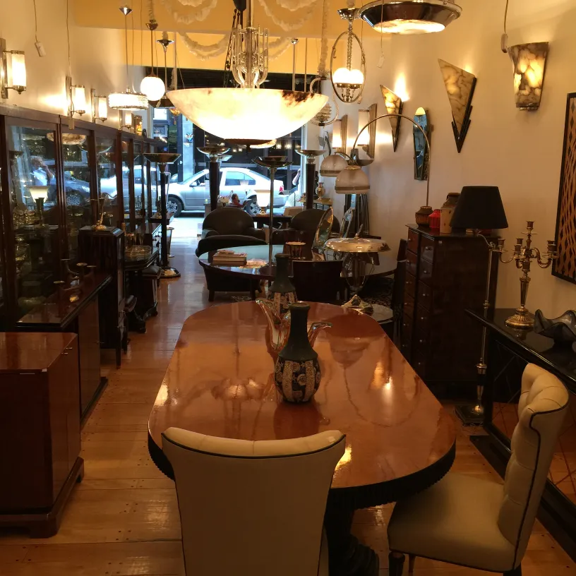 Antike Keramikvase in einem Vintage-Ambiente