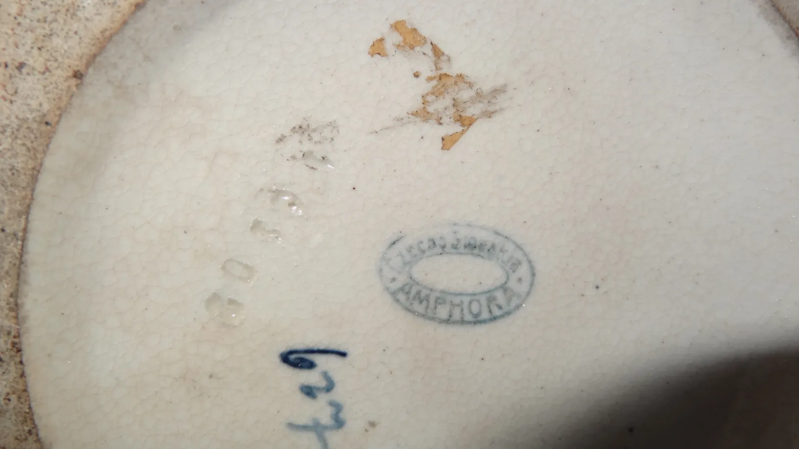 cerâmica antiga com detalhes e marcas visíveis