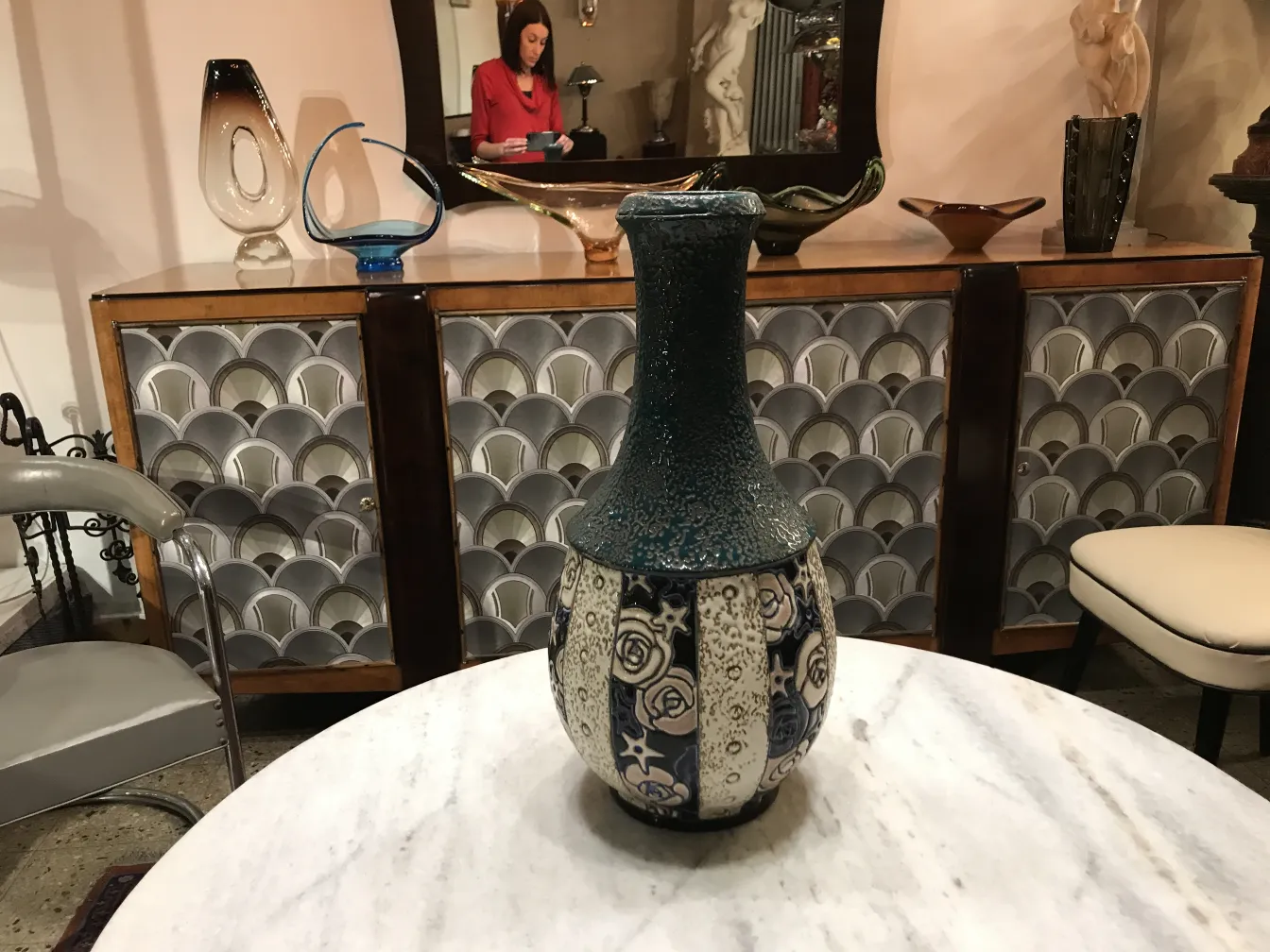 Amfora ceramica antica decorativa con dettagli floreali.