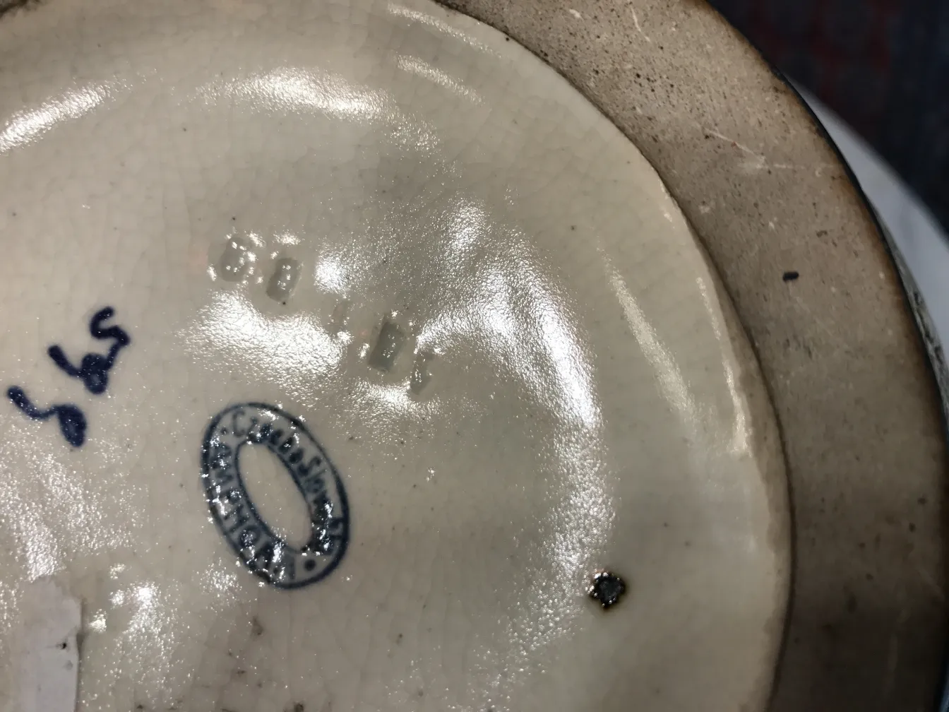 detalhe de cerâmica antiga pintada com marcas