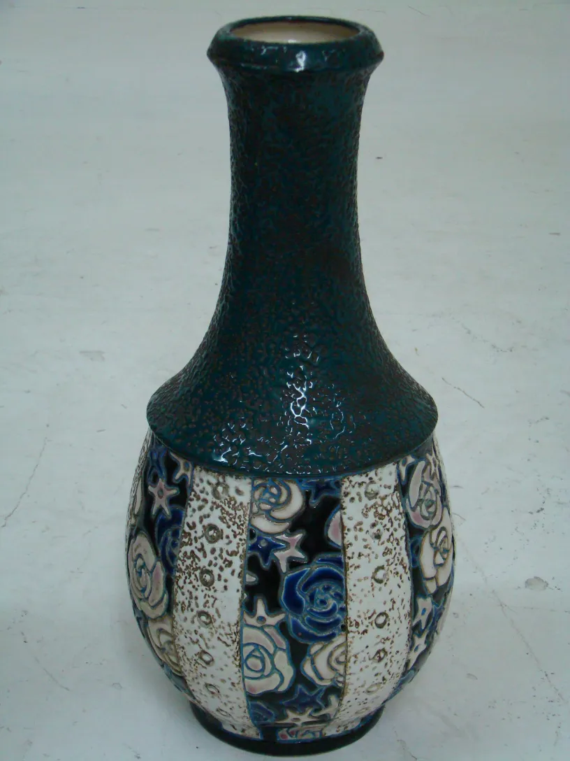 Antigua cerámica con diseño floral en tonos azules y blancos, estilo amphora de Checoslovaquia.